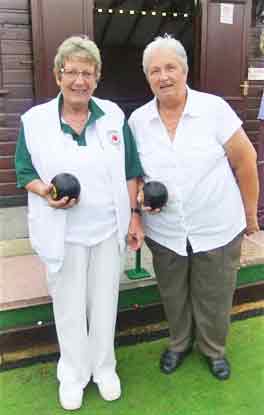 Picture of Jan O'Leary with Pam Hills on green